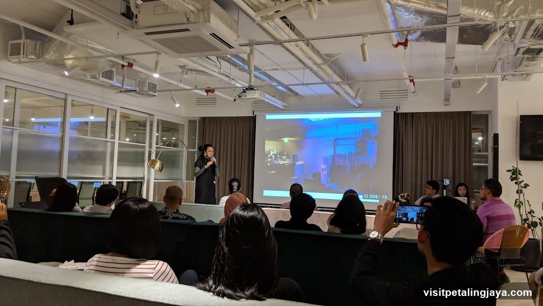 Presentation in a modern event space