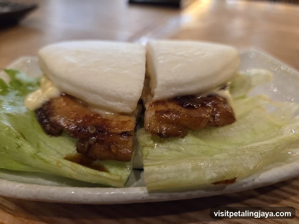 Bun with Grilled Meat and Lettuce