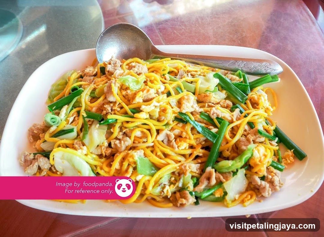 Stir-fried noodles with eggs and green onions