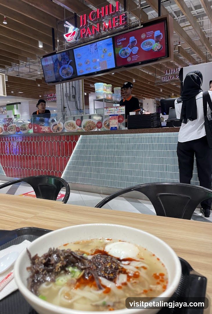 JJ CHILL PAN MEE Interior View