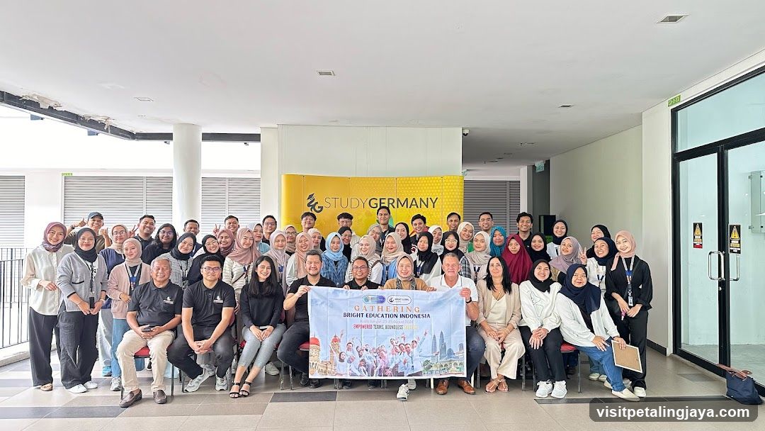 Group Photo with Study Germany Banner