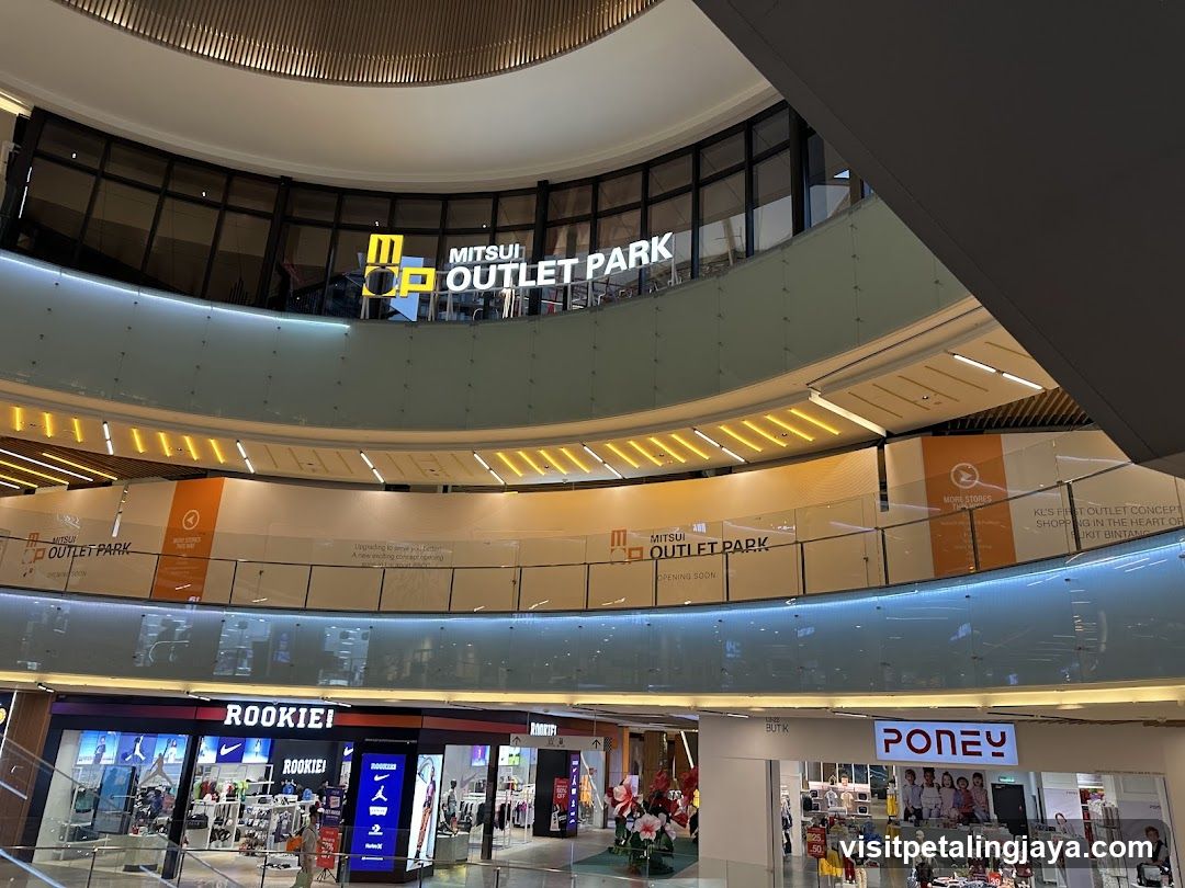 Mitsui Outlet Park Interior View