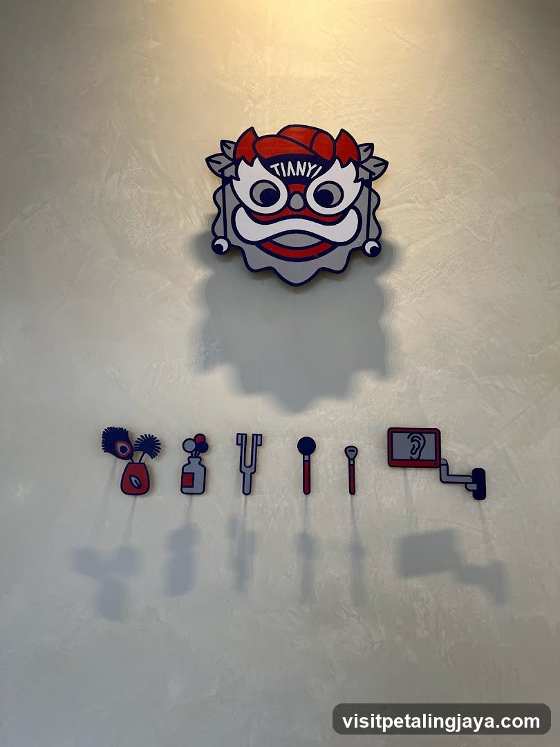 Tianyi Lion Head Decor