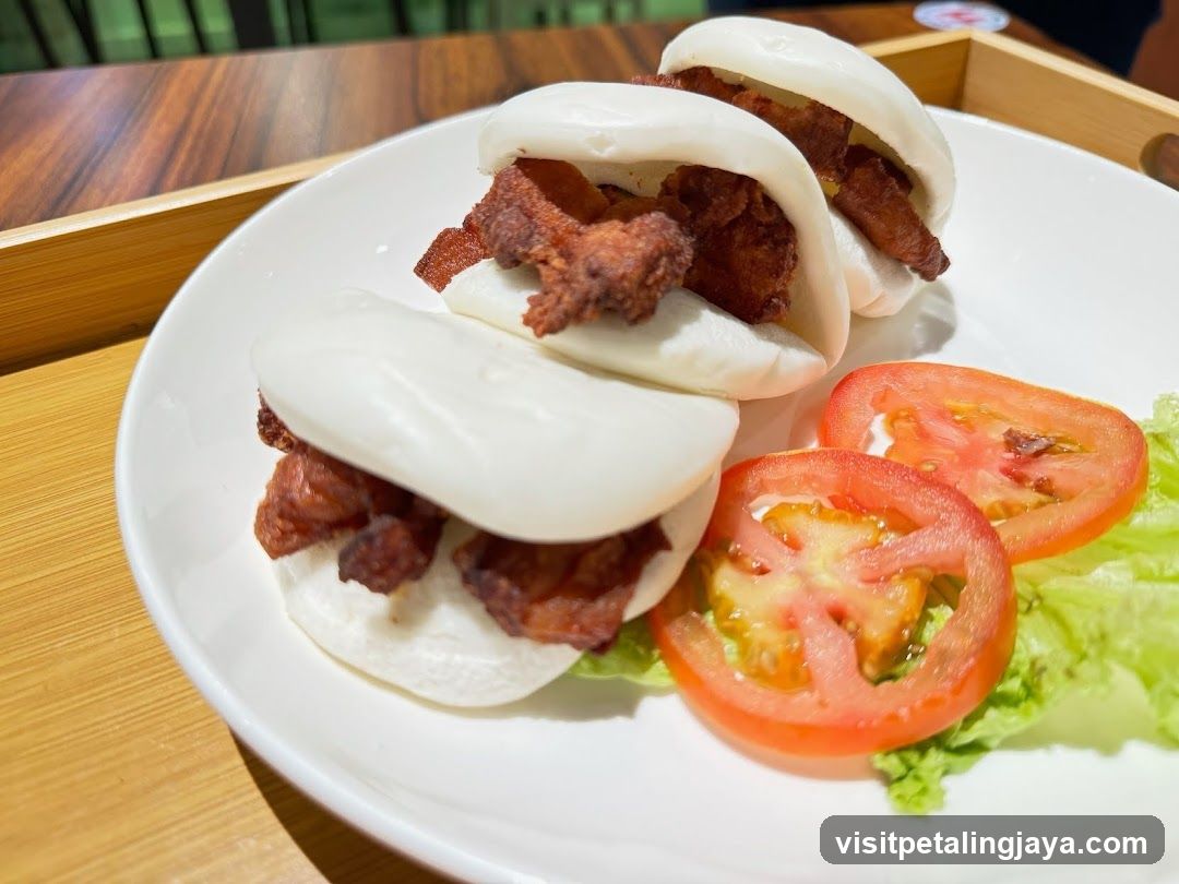 Braised Pork Buns with Tomato Slices