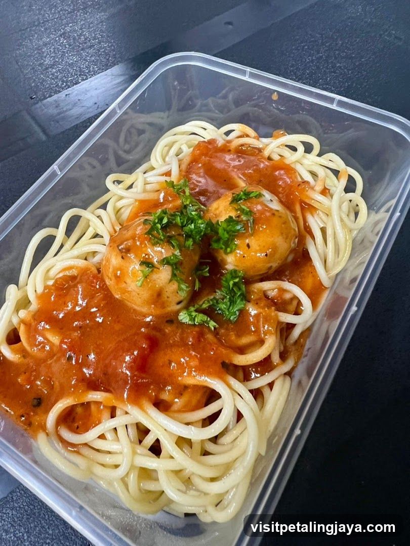 Spaghetti with Meatballs in Tomato Sauce