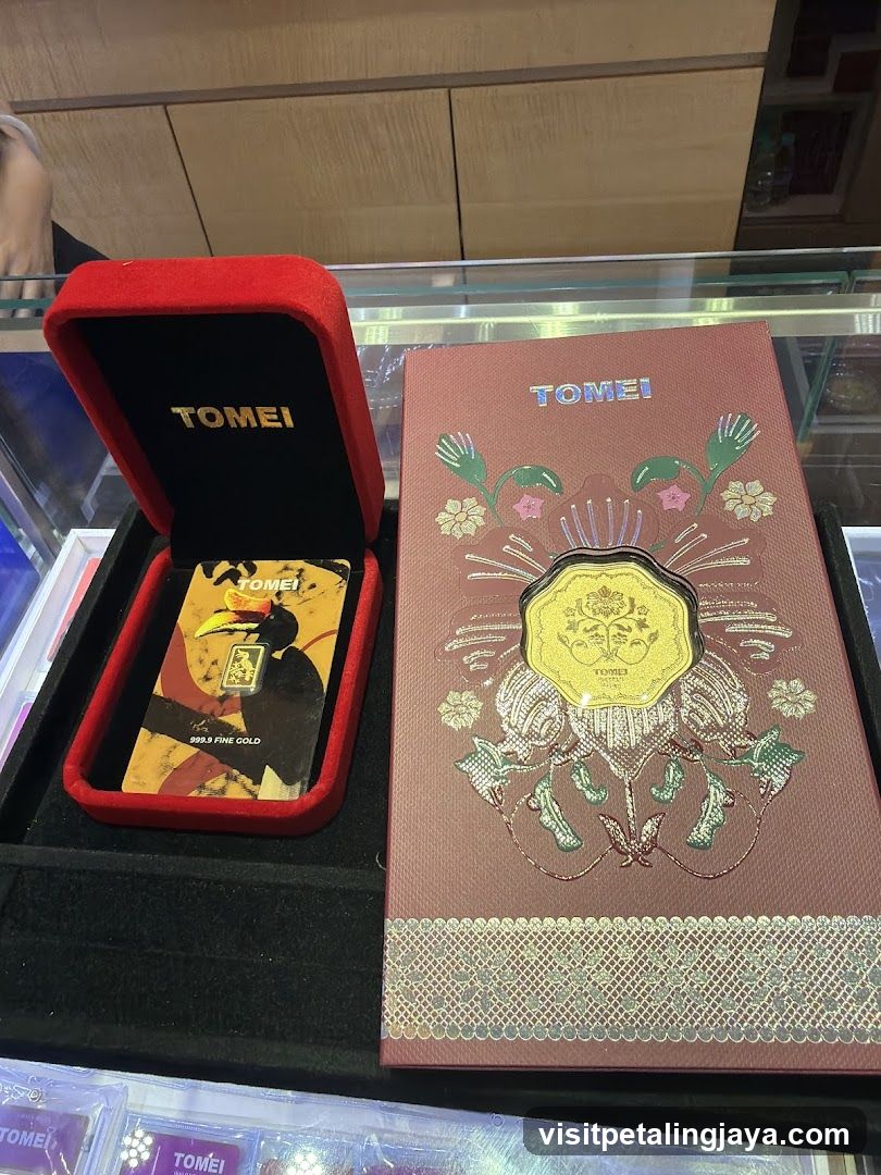 Tomei Gold Jewelry Display
