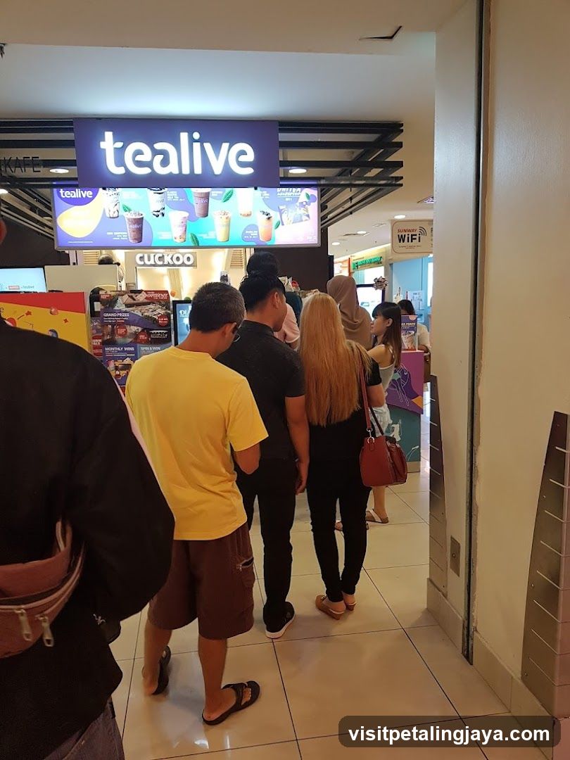 Queue at Tealive