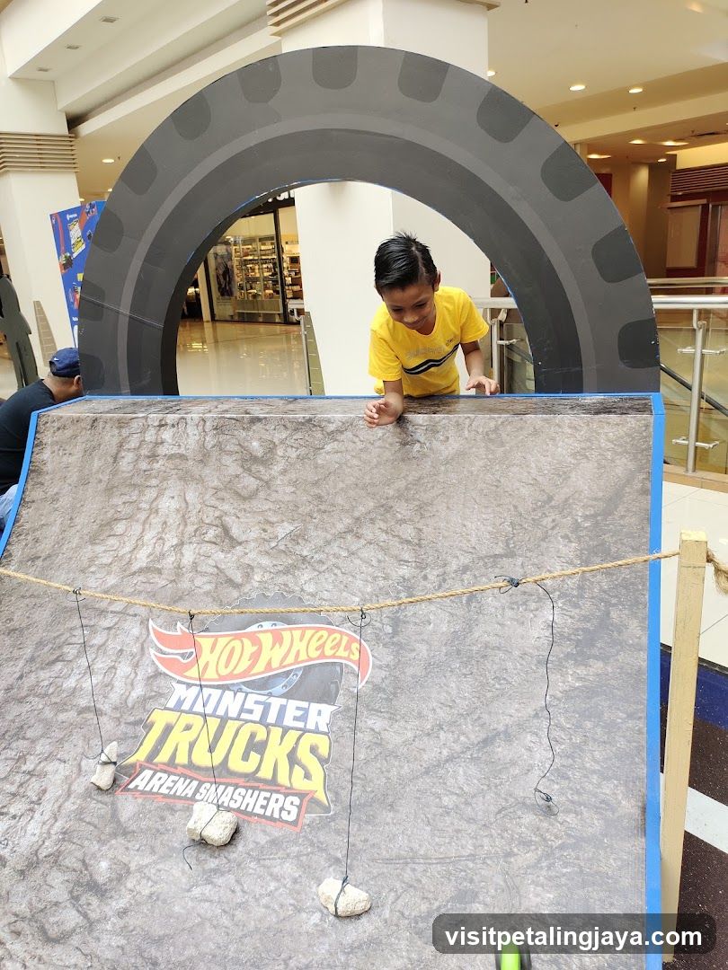 Hot Wheels Monster Trucks Arena Smashers Display