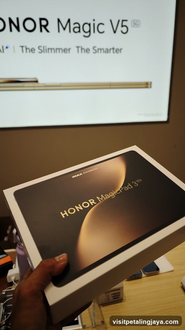 Honor MagicPad 3 Box Held in Store