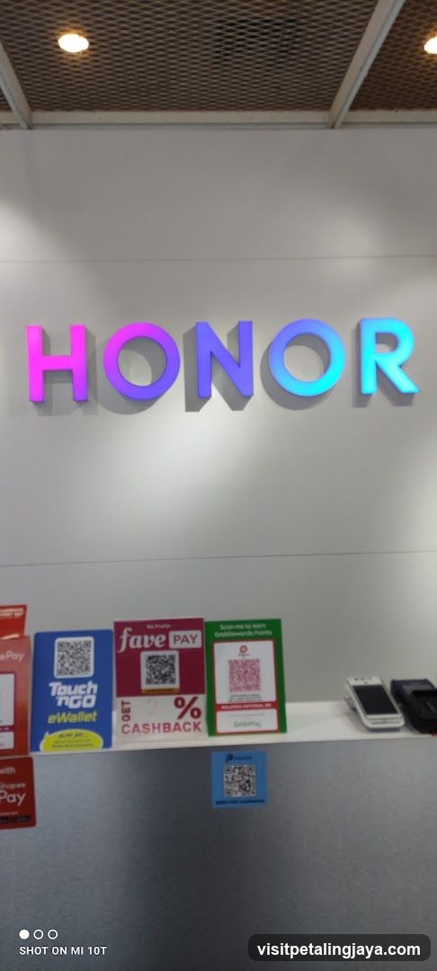 HONOR Store Interior