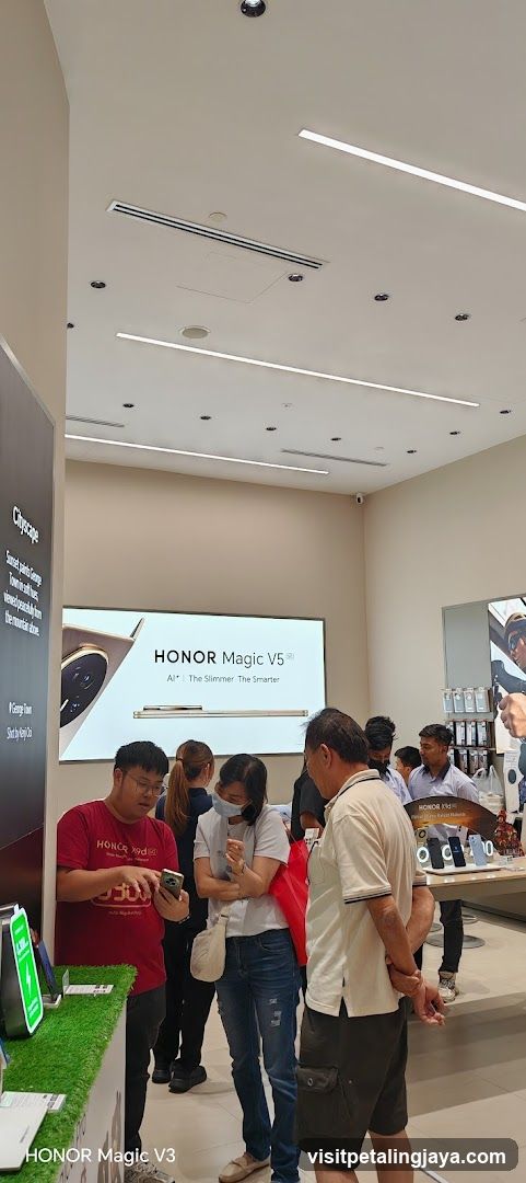 Honor Store Interior