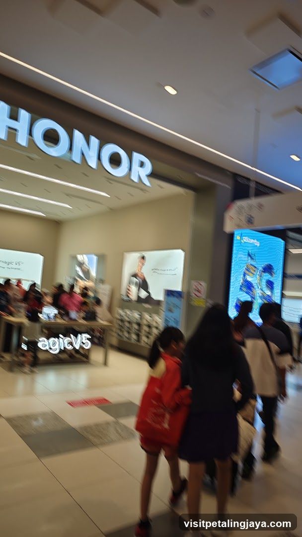 HONOR Storefront Interior