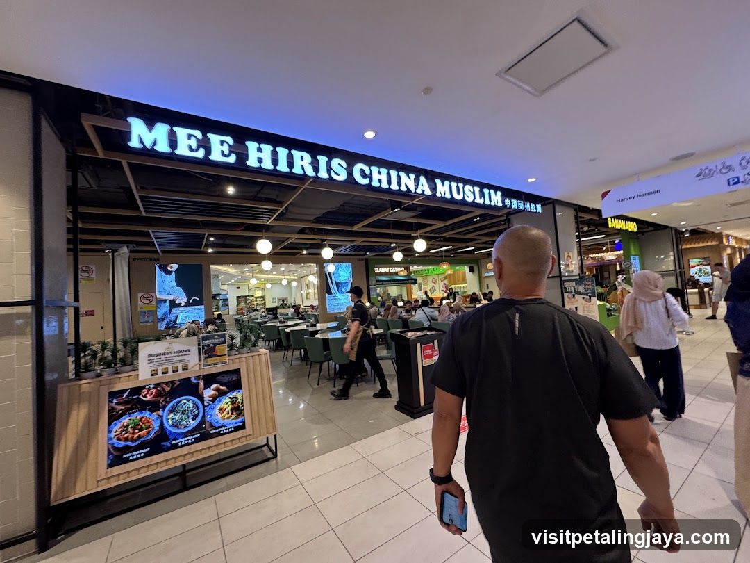 Mee Hiris China Muslim Interior View