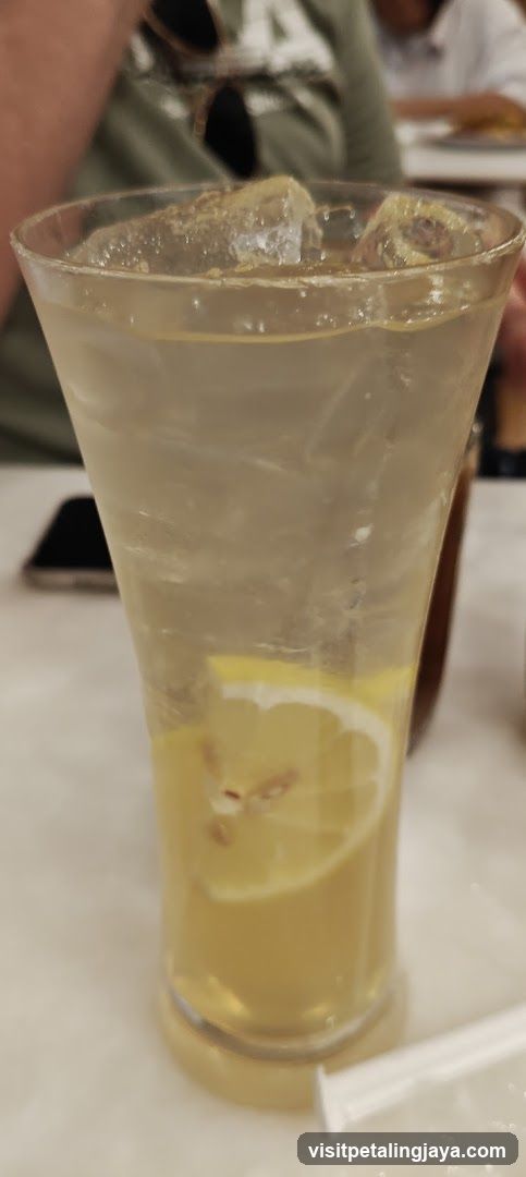 Lemonade with Ice and Lemon Slice