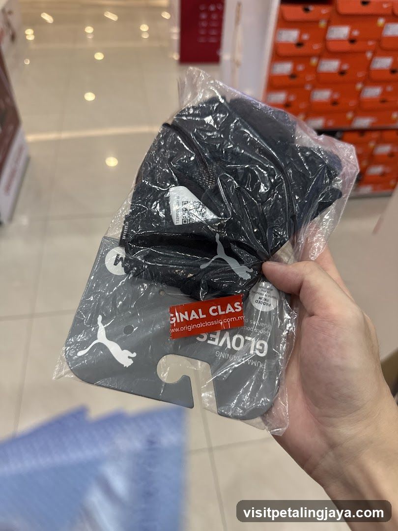 Puma Gloves in Store