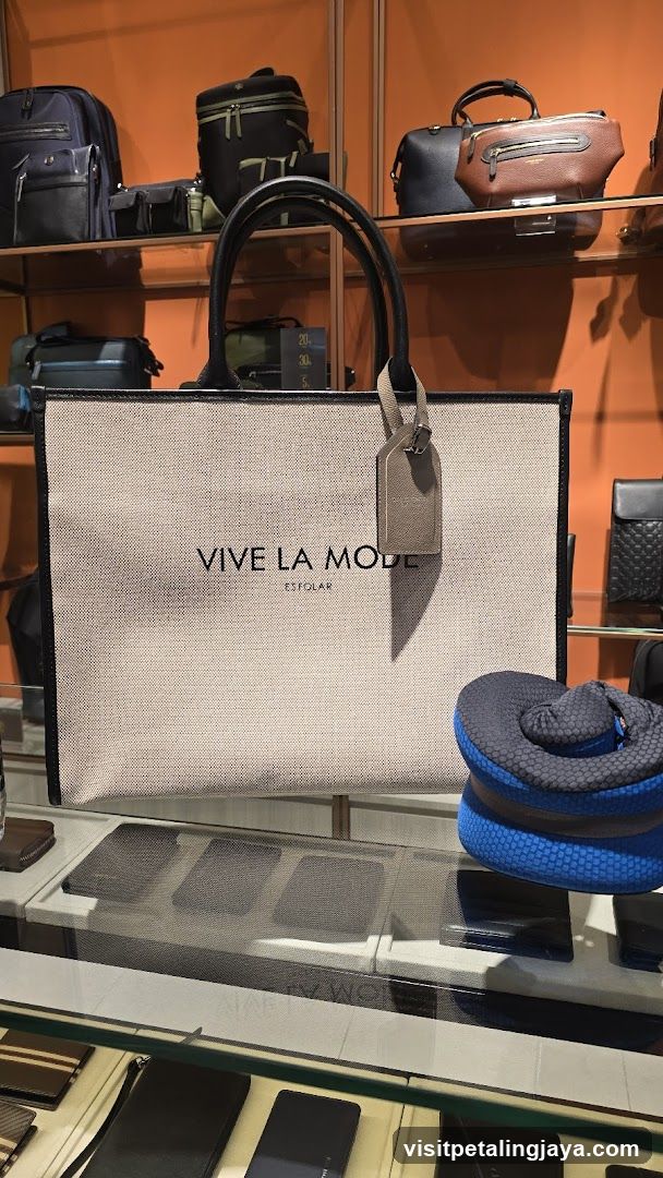 Vive La Mode Store Interior Display