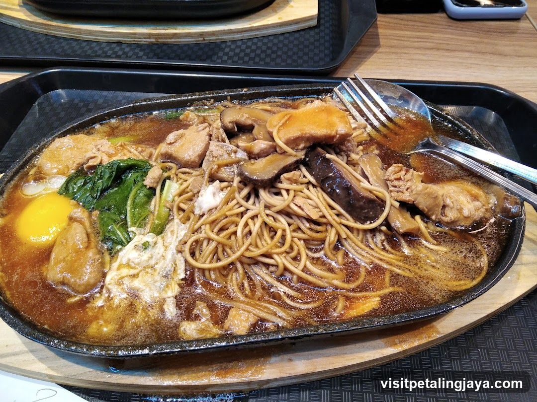 Sizzling Noodle Dish with Egg and Vegetables