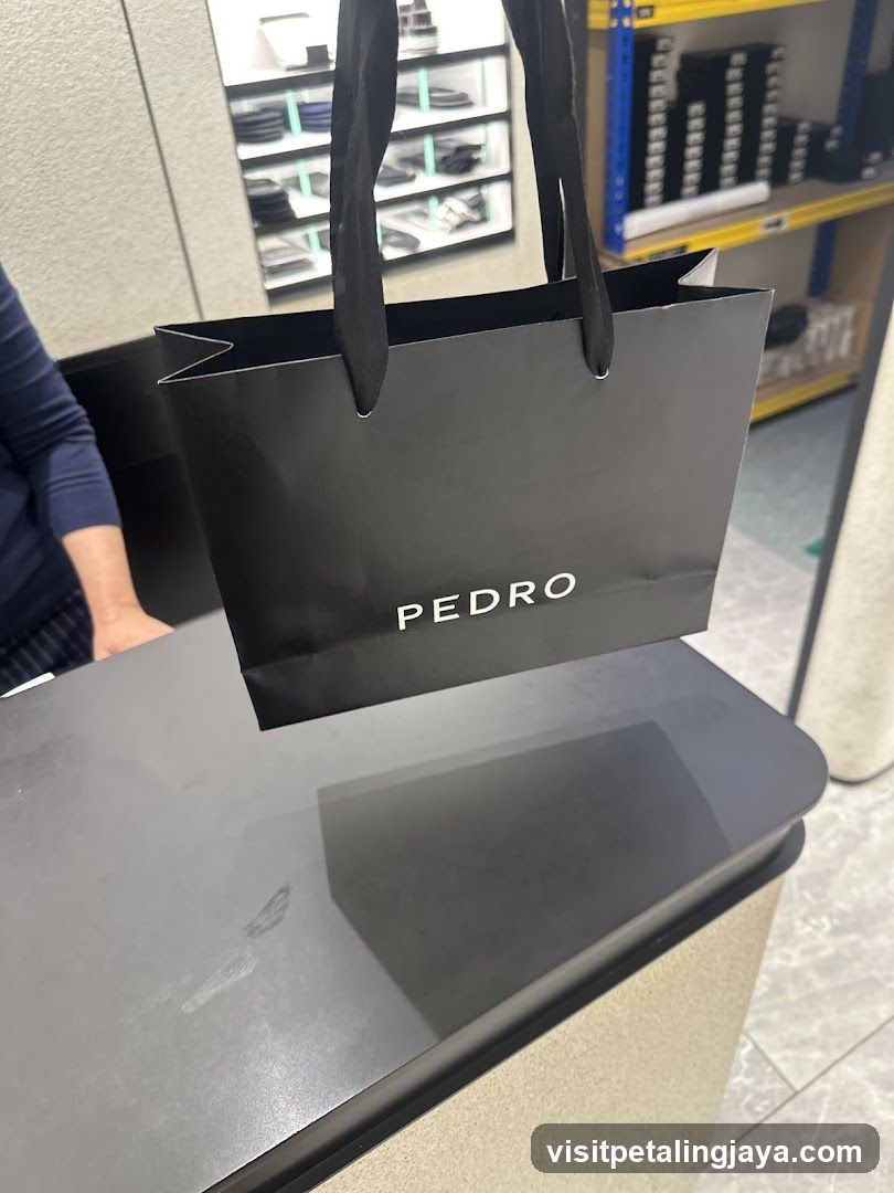 Pedro Shopping Bag on Counter
