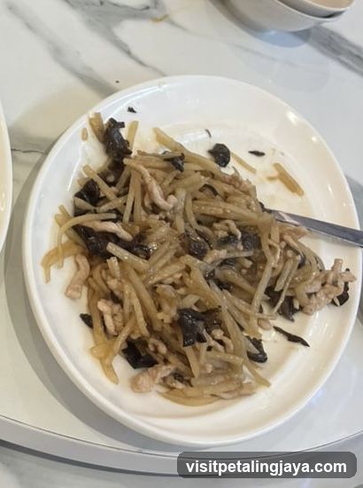 Stir-fried shredded vegetables with meat and wood ear mushrooms