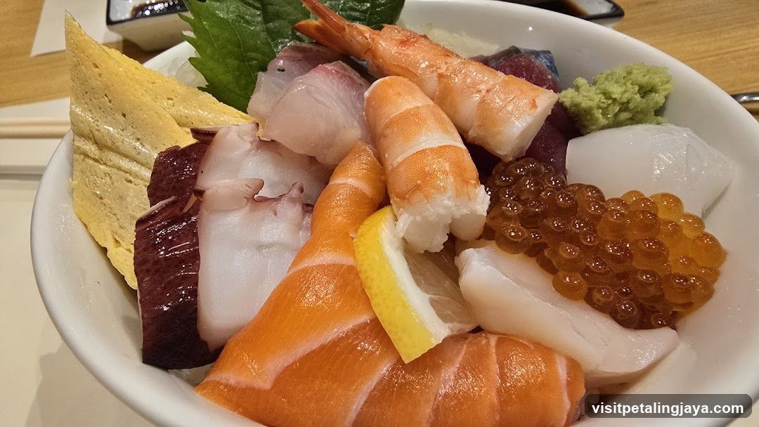 Sushi Bowl with Seafood and Fish Roe