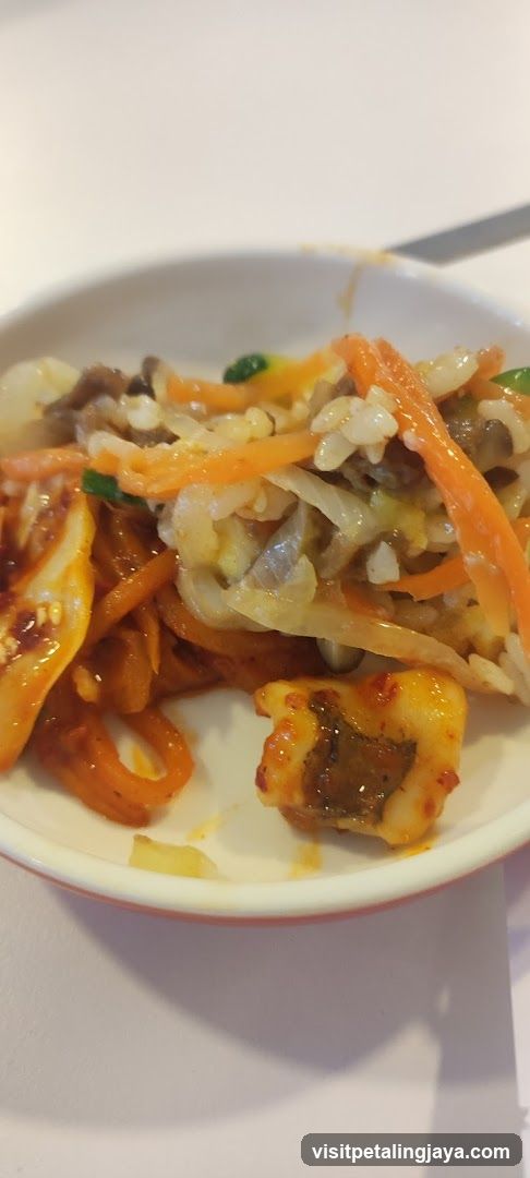 Spicy Rice Bowl with Vegetables and Meat