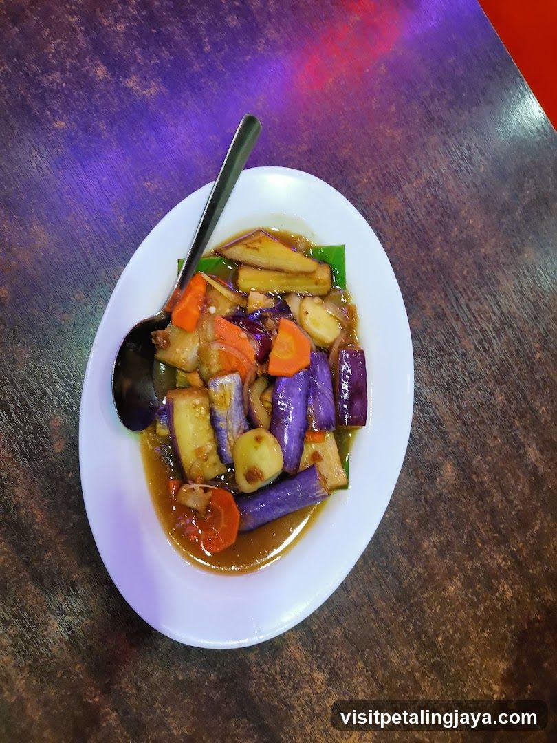 Stir-fried Eggplant with Carrots and Garlic