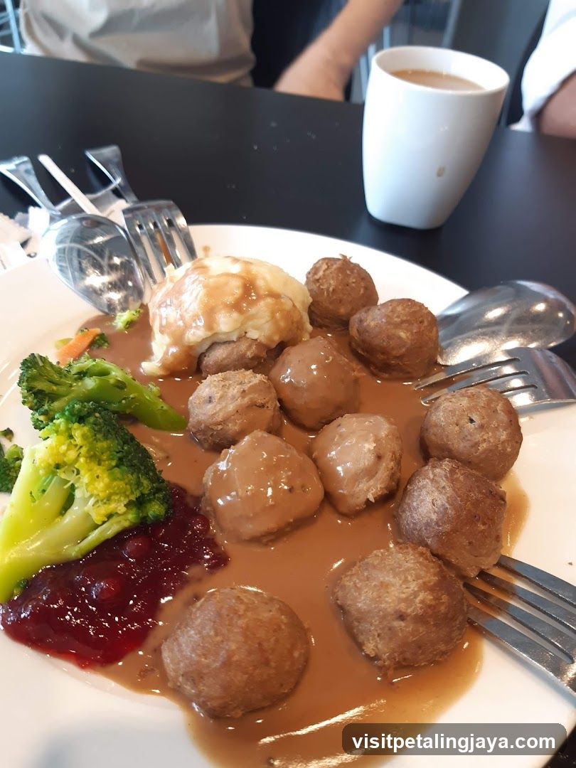Meatballs with Sauce and Vegetables
