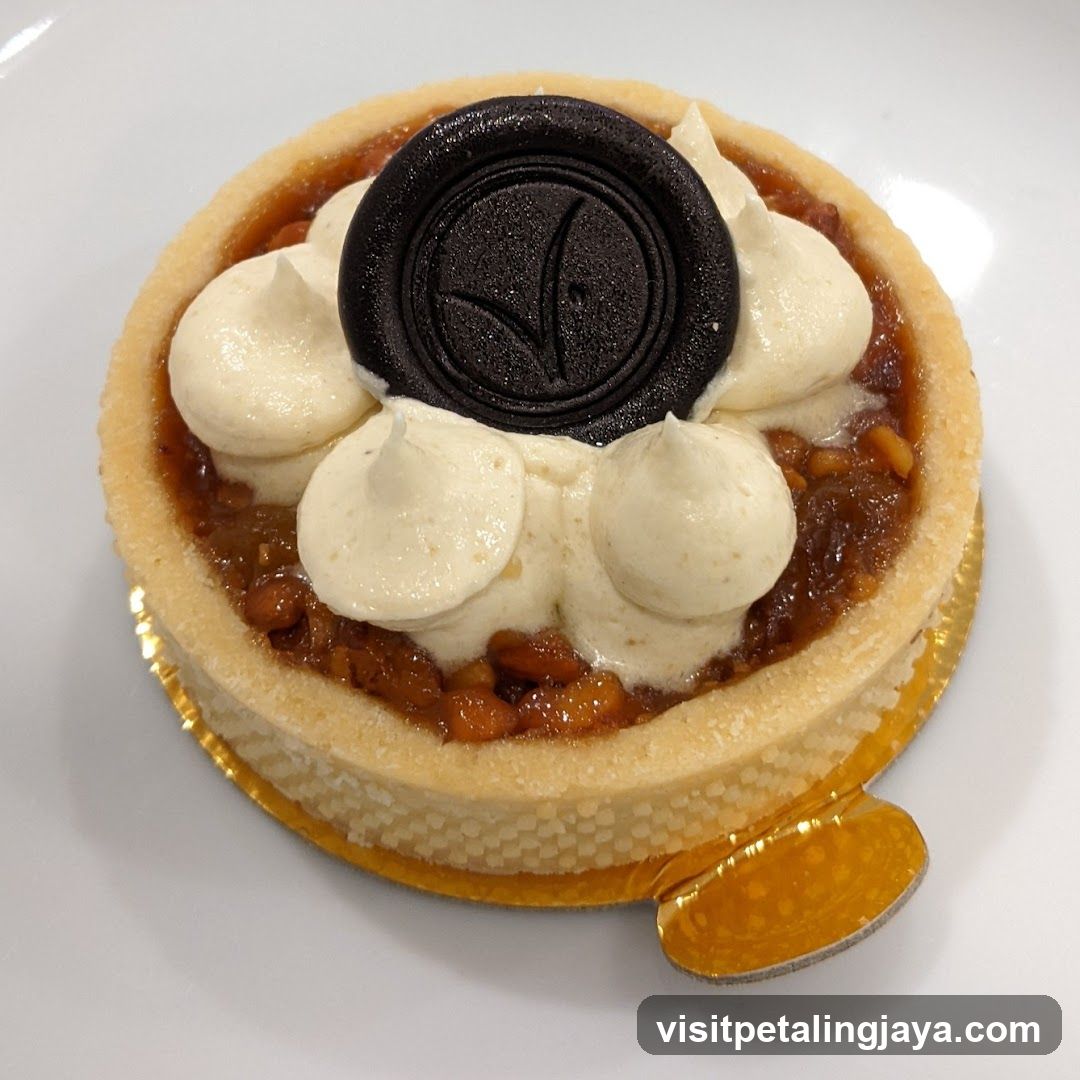Baked Bean Tart with Cream and Cookie