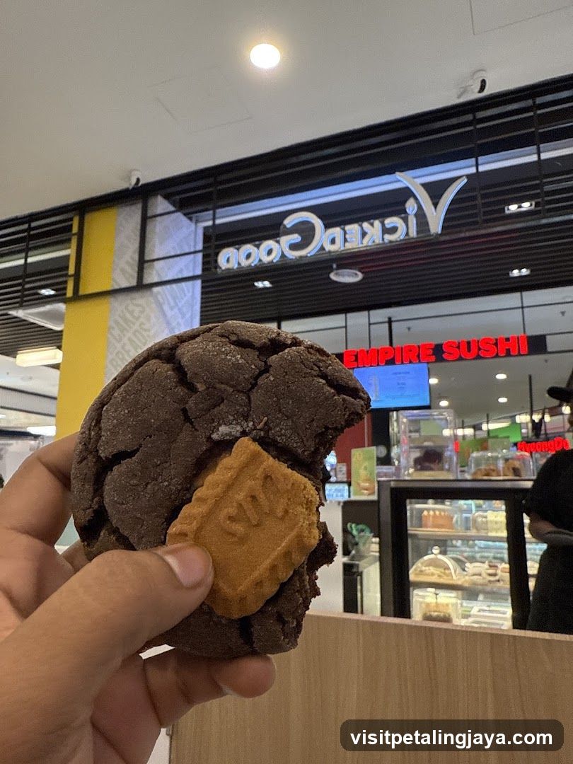 Chocolate Cookie with Biscuit