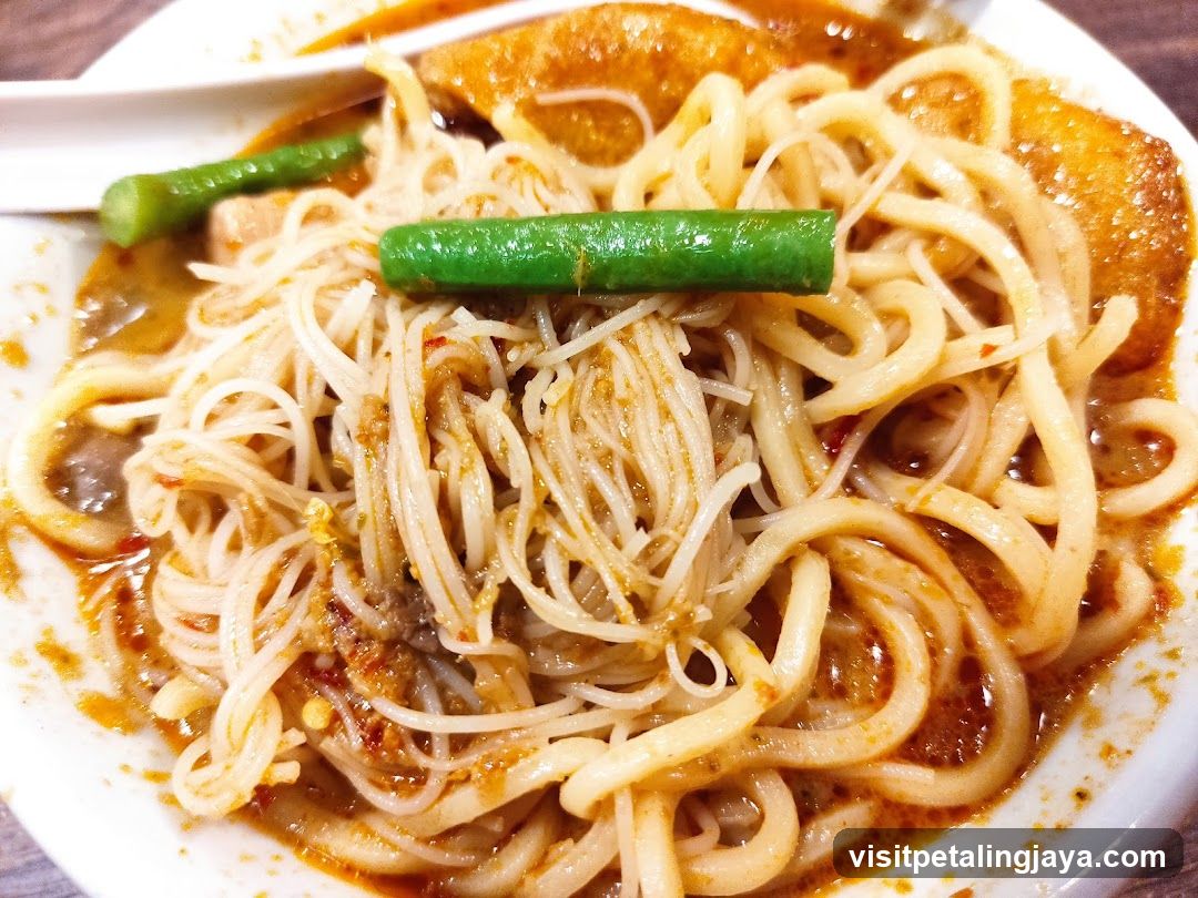Noodle Dish with Green Beans and Fried Dough