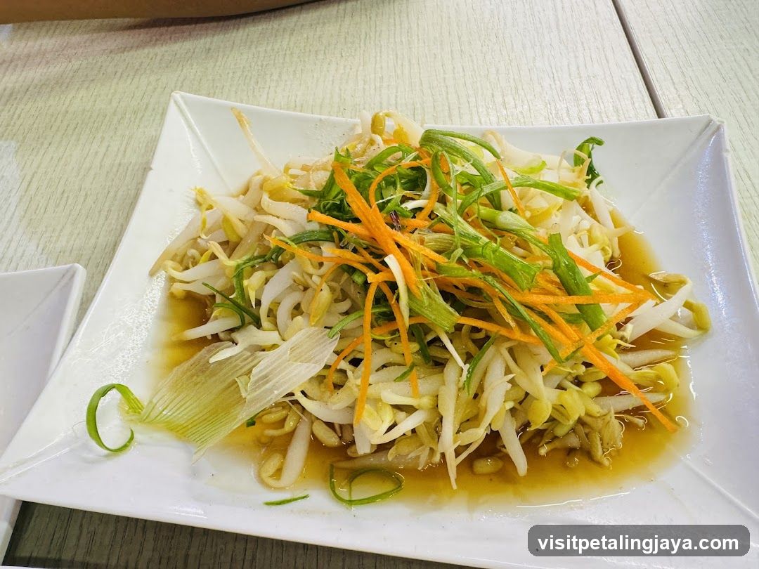 Braised Bean Sprout with Carrots and Scallions