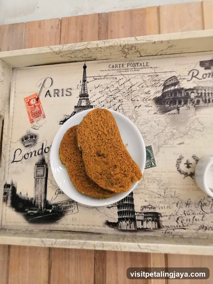 Paris-themed tray with pancakes