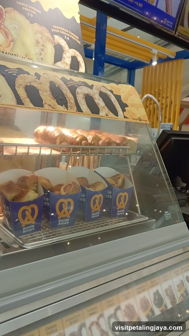 Auntie Anne's Pretzel Display