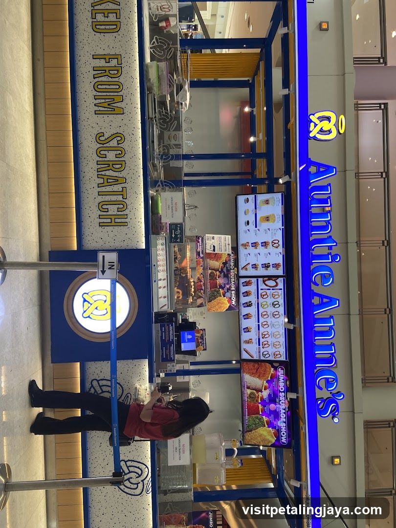 Auntie Anne's The Curve