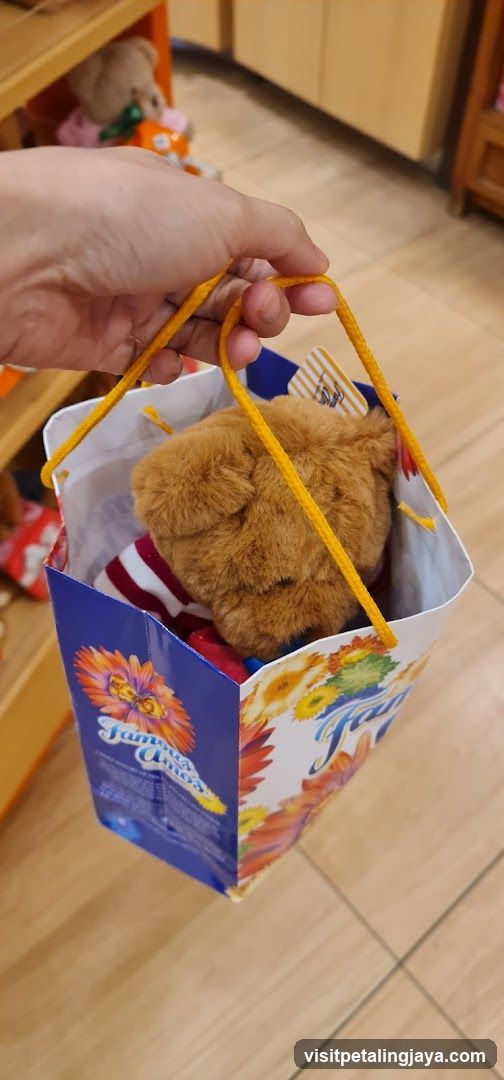 Famous Amos Paradigm Mall PJ