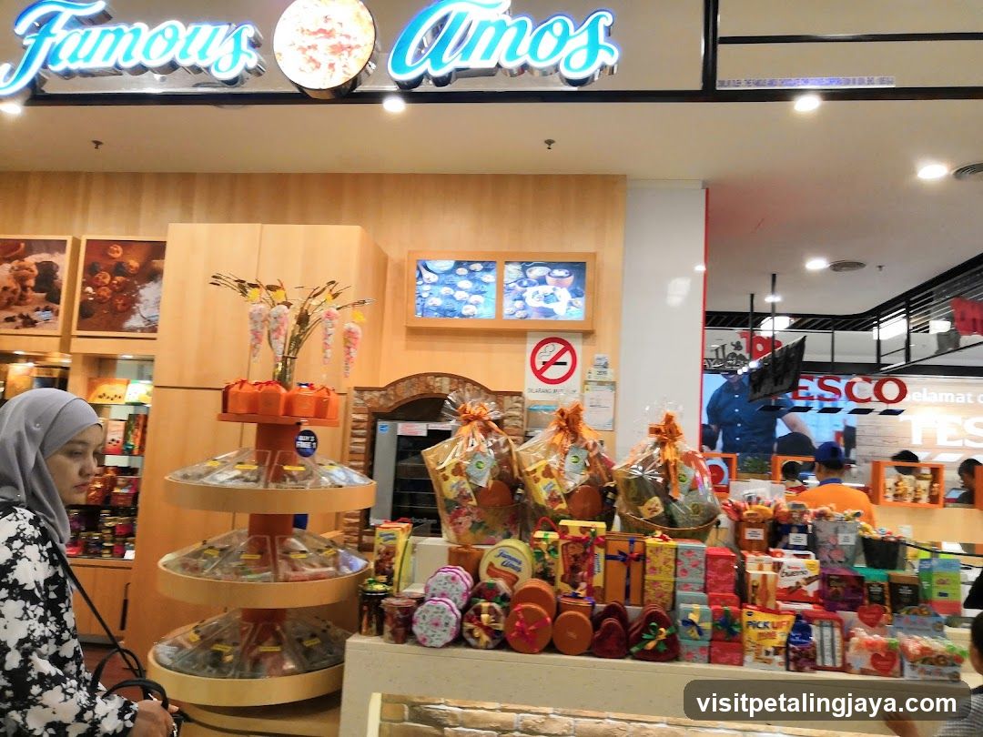 Famous Amos Store Interior Display