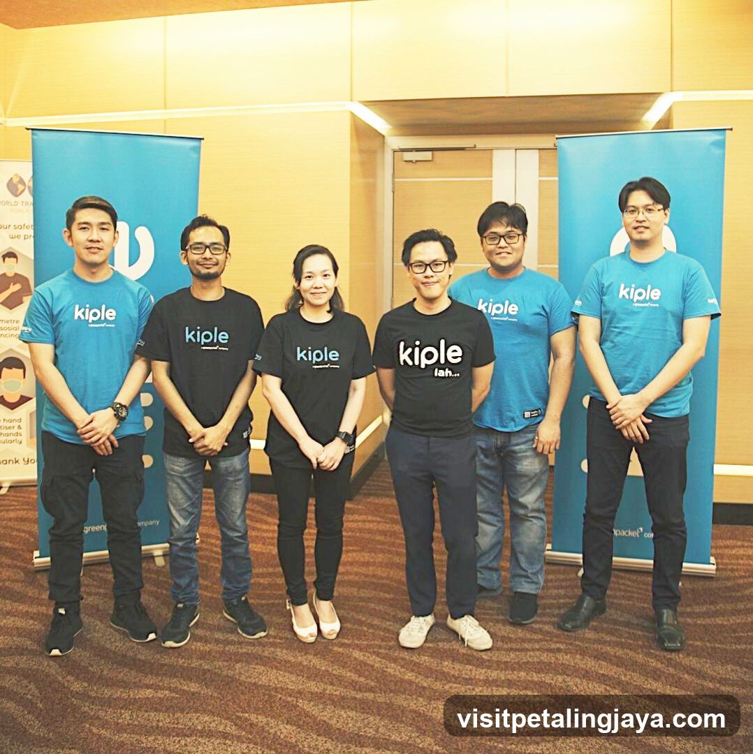 Group photo with Kiple branding