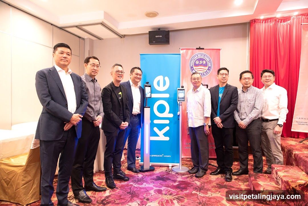 Group photo at event with Kiple branding