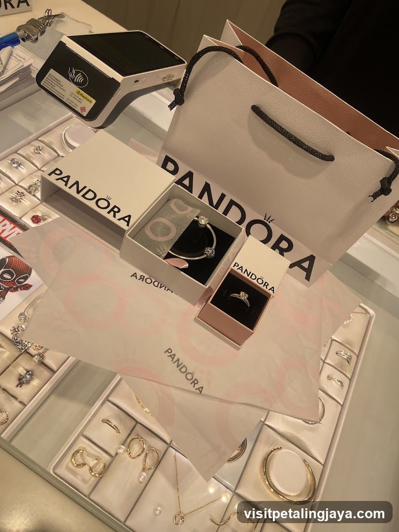 Pandora Store Interior Display