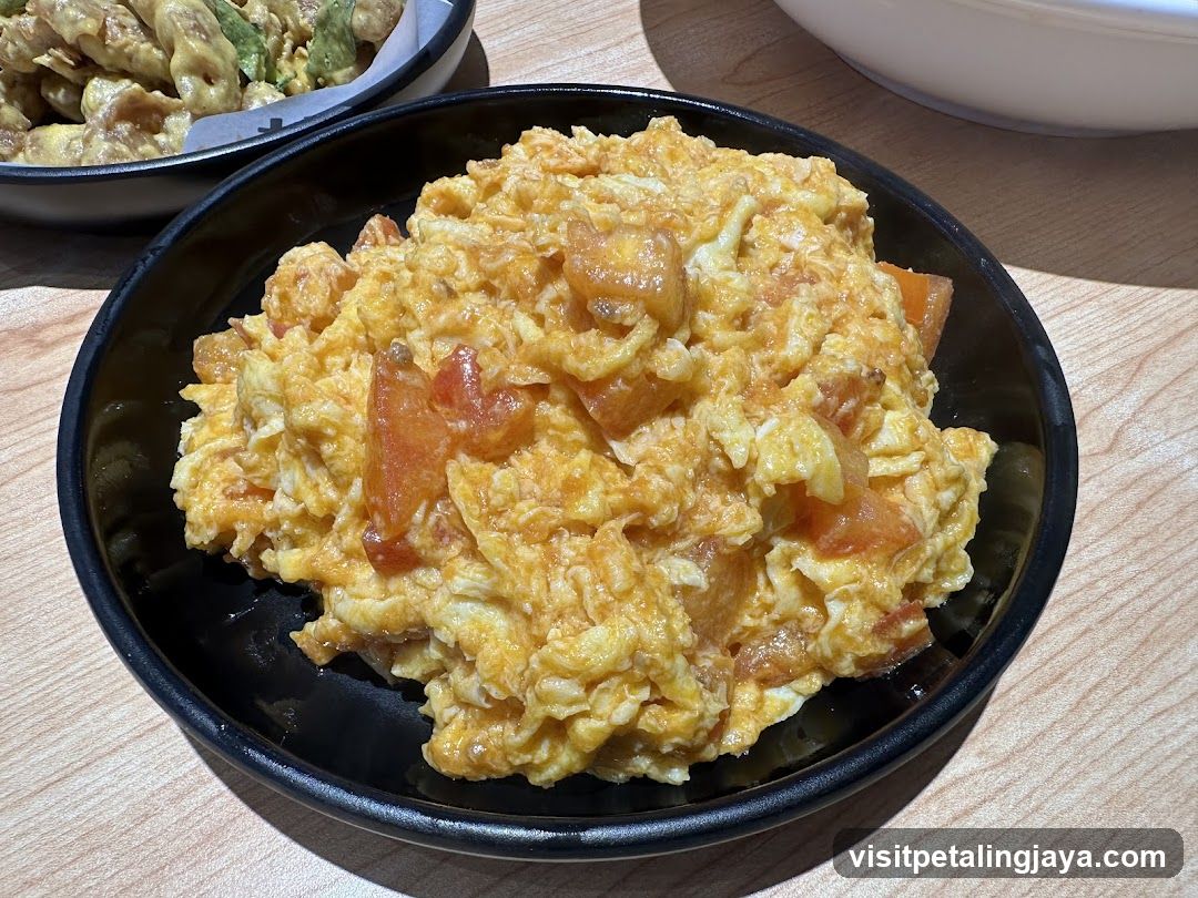 Tomato Scrambled Eggs Dish