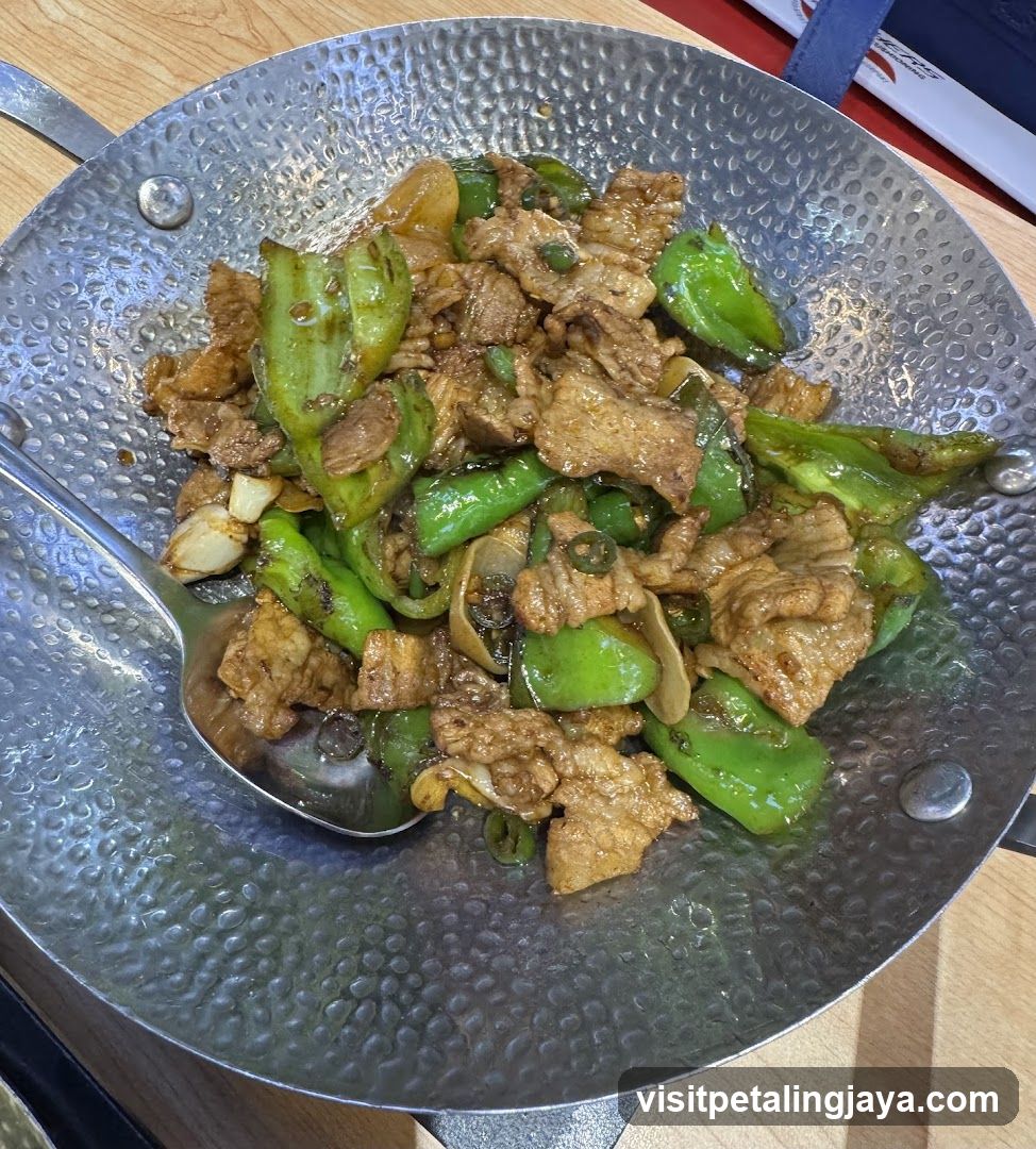 Stir-fried Pork with Green Peppers in Wok