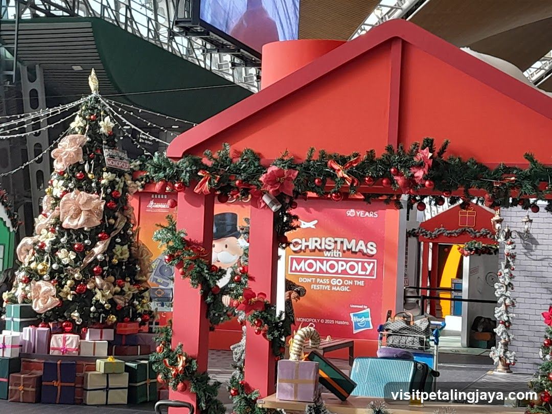 Christmas with Monopoly Display