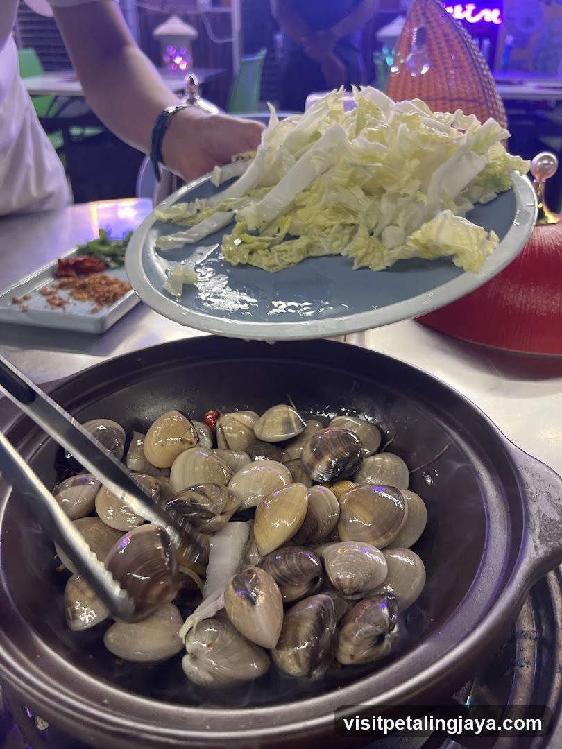 Clam Hot Pot with Cabbage