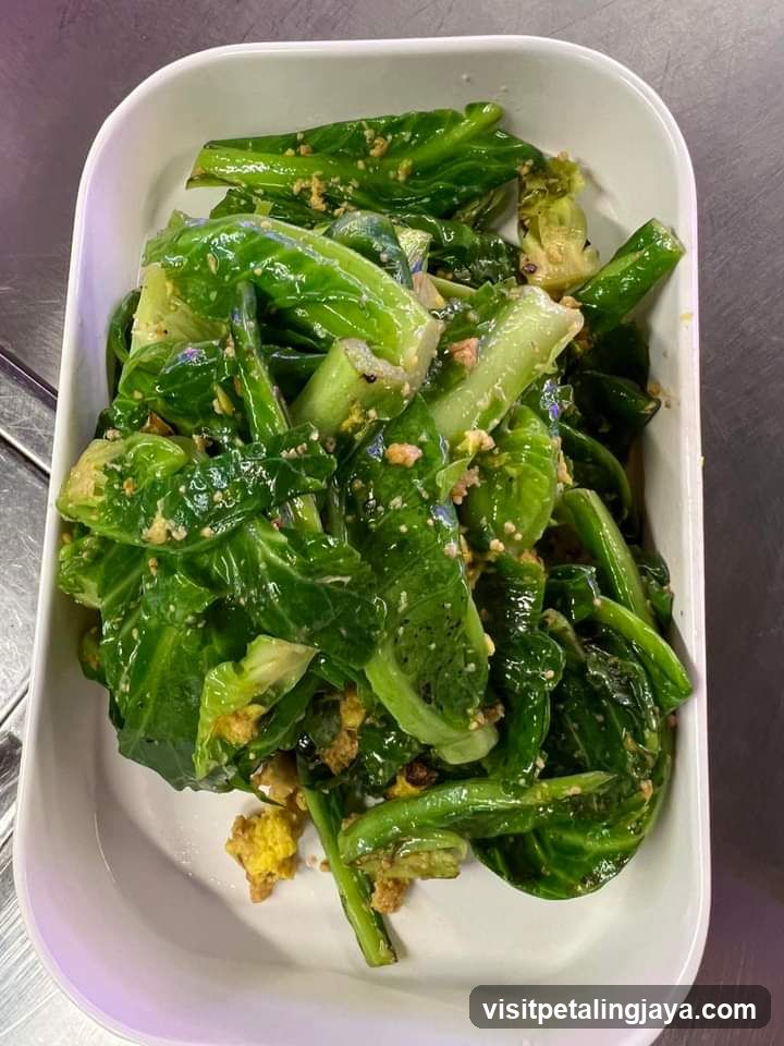 Stir-fried Greens with Garlic and Egg
