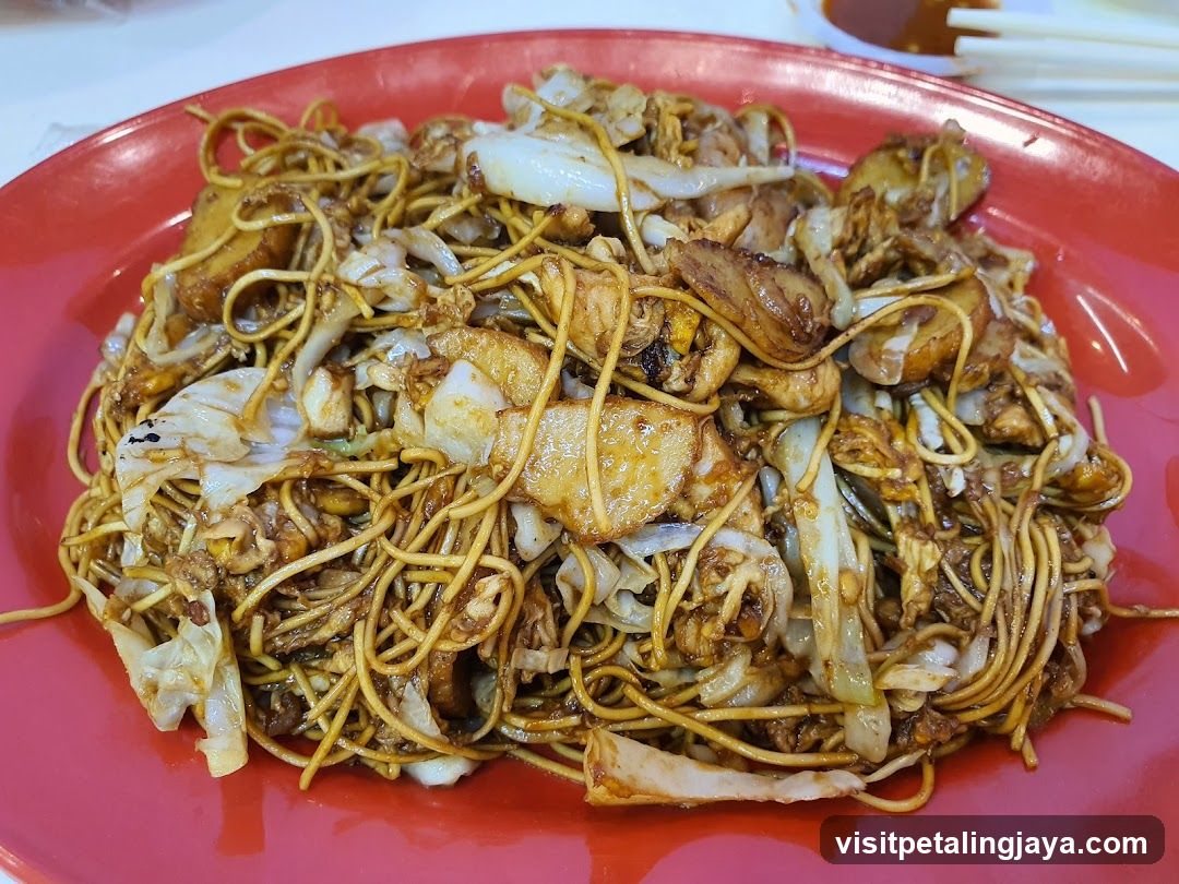 Stir-fried noodles with vegetables and meat