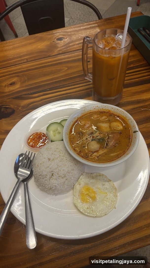 Meal with Curry and Iced Tea