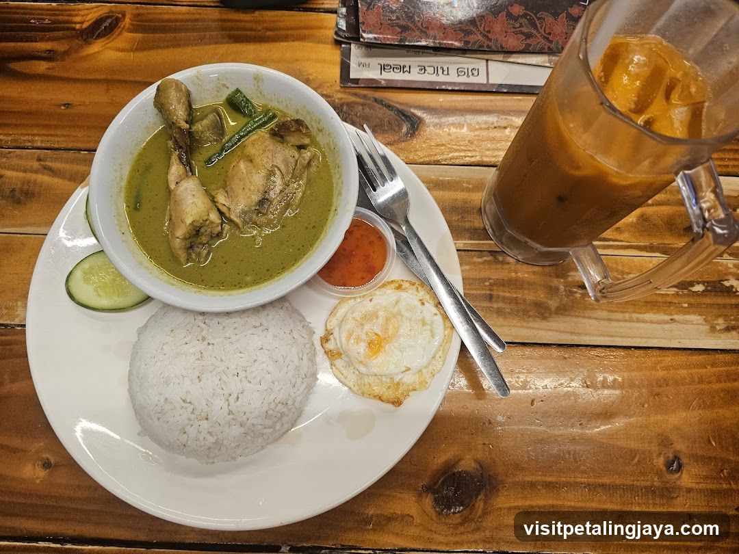 Curry Chicken Meal with Rice and Iced Tea