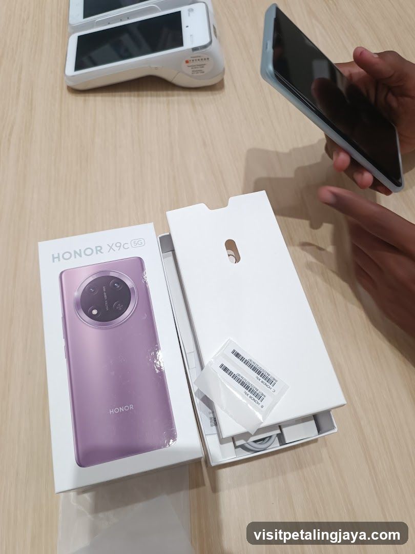Honor X9c Unboxing Scene