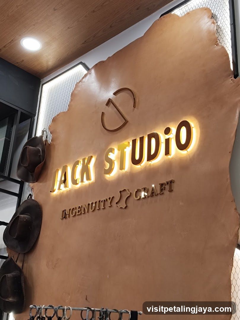 Leather & Luggage Shop - Jack Studio