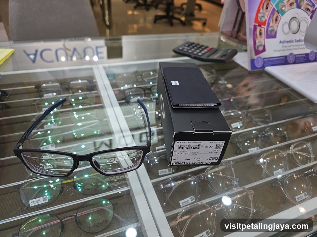 Eyeglass Display Case